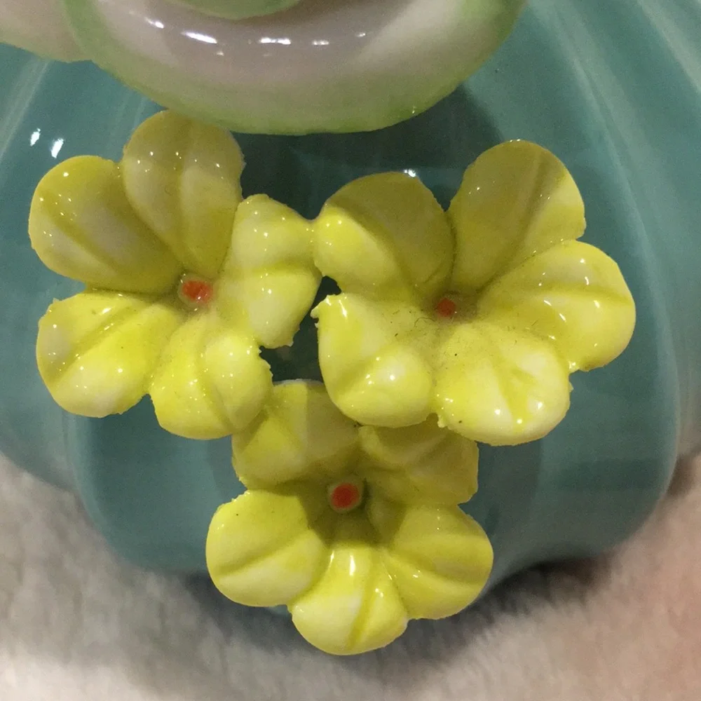 “Blooming Bright” Ceramic Bud Vase 3D ceramic Flowers NWOT 4”x6.5” Handcrafted - Picture 16 of 16